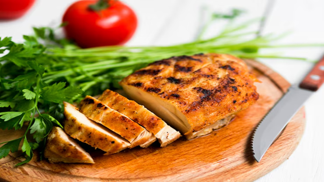 Grilled Chicken is a high-protein diet you can opt for dinner. It gives you energy.