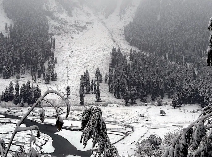 Snowfall Surprise: North India’s Hills Dazzle in Early Winter Glory, Signaling Early Winter