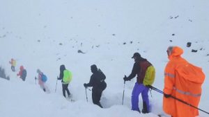 Blizzard Strands Nearly 1,000 Trekkers on Everest Slopes in Tibet; Hundreds Rescued