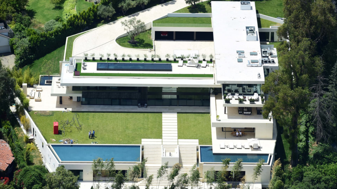 The powerhouse Hollywood couple Jay-Z and Beyoncé own a breathtaking modern mansion worth $88 million in Bel Air, Los Angeles.