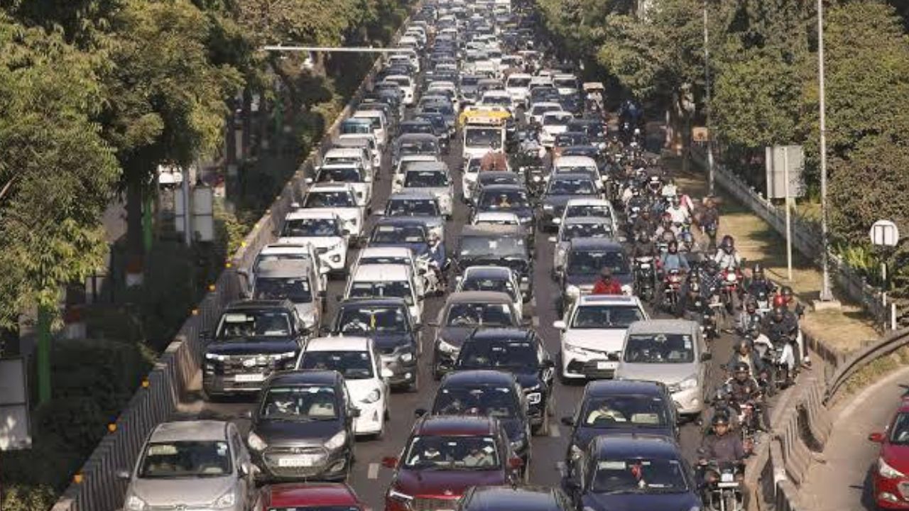 20-km Traffic Jam on Delhi-Kolkata Route Leaves Vehicles Stranded for 3 Days
