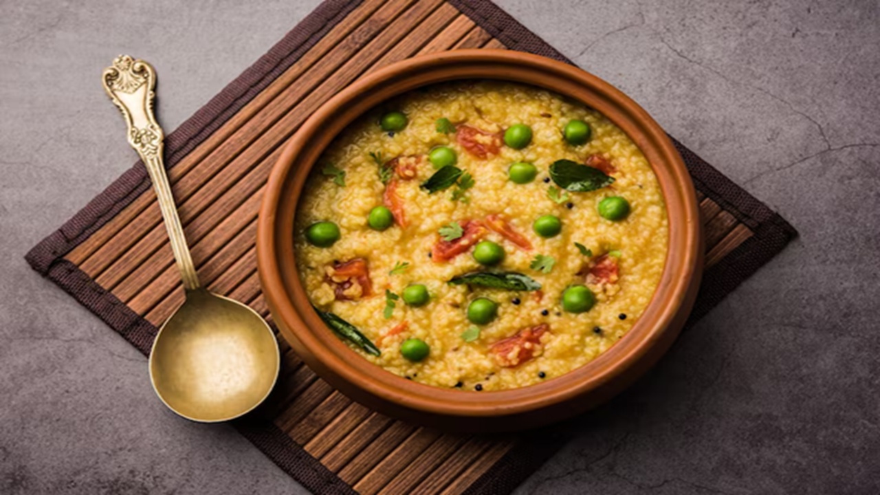 Vegetable Khichdi is easy to make and contains rich nutritional food. It's good for digestion and supports weight management.