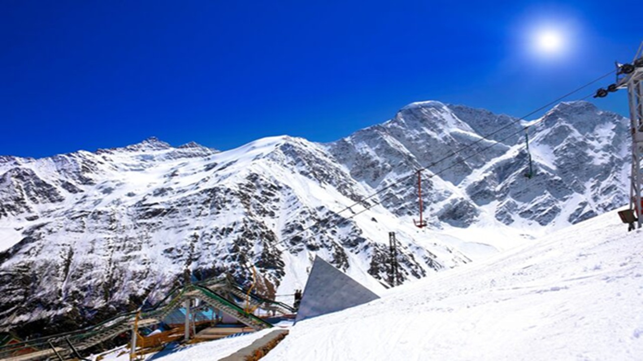 You can visit Auli in Uttarakhand this November with your partner. Here there are many activities you can explore. You can experience pleasant weather with beautiful scenery and roam in the mountainside area. It is a very romantic and photogenic place. You can also have a cable car ride and star gazing.