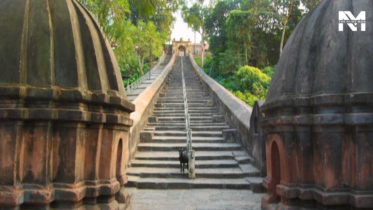 Hajo is a historical and diverse religious site of Hindus, Muslims, and Buddhists, that transforms into a lush green haven, elevating the beauty of ancient shrines and temples. Since it is located on the banks of the Brahmaputra River, you can enjoy a peaceful time amid the enchanting river landscapes.