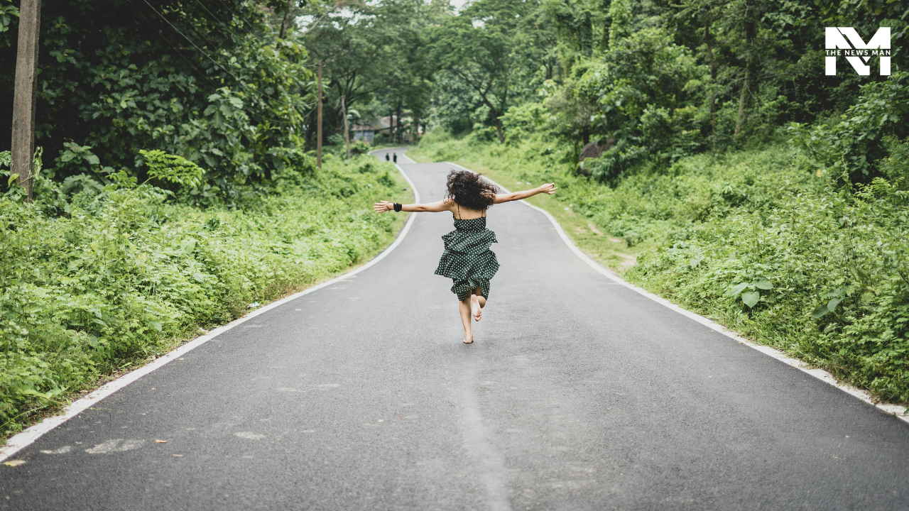 To witness the monsoon magic of Assam, visit Guwahati’s Kamakhya Temple, Umananda Island, Dighalipukhuri Park, Assam State Zoo, and Botanical Garden. The misty weather and diverse flora and fauna will leave you stunned!