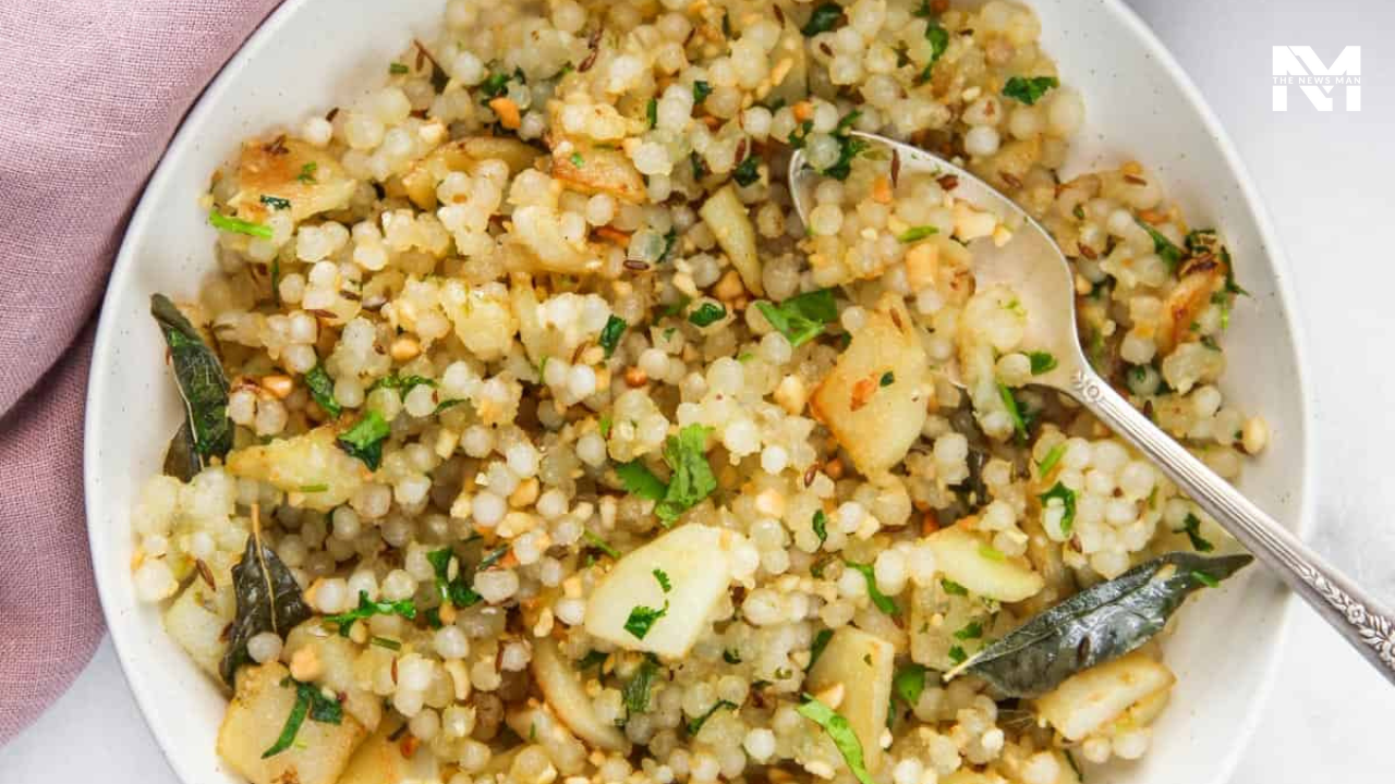 Mostly associated with religious fasting, Sabudana (sago or tapioca pearls) khichdi is tempered with cumin seeds, green chilies, curry leaves, and roasted peanuts. Soak sabudana for a few hours and then add smashed or fried potatoes, sugar, salt, and crushed coconut. Serve the khichdi with green chutney or curd.