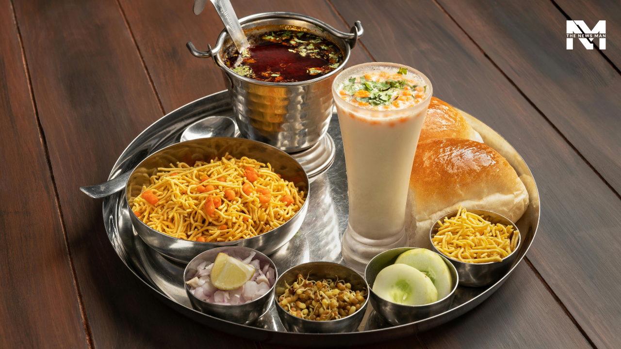 If you have spicy taste buds, misal pav is your type of breakfast. Prepare an electrifying curry with a whole lot of sprouts, beans, chickpeas, spices, onion, garlic, ginger, and chillies, and garnish it with sev or farsan (savory snacks). Squeeze lemon juice and enjoy it with an Indian-style bread roll, i.e., pav.