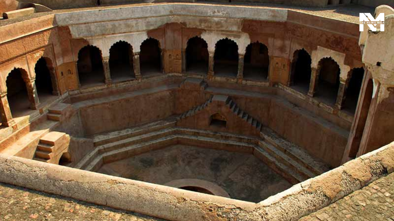 Constructed in 1732 by the Mughal emperor, Faujdar Khan, Farrukh Nagar Fort attracts patrons of architecture and design. Adorned with designs, the octagonal-shaped fort is the residence of some distinguished bastions in the country. Undoubtedly, it is Gurugram’s most popular tourist attraction.