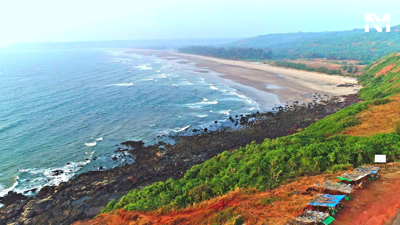 A picturesque twin beach on the Konkan coastline, Maharashtra, Aare Ware beach will leave you stunned with its serene atmosphere, clean waters, and long stretches of white sand. Regarded as one of the most beautiful and lesser-known beaches, it is definitely a hidden gem for nature lovers.