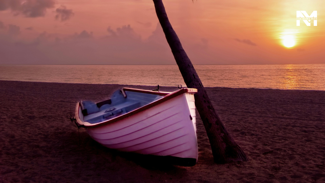 Karde Beach is located in Dapoli, where you can spot dolphins. Not only will its pristine sands and tranquil atmosphere take your breath away, but it also makes for a beautiful spot to seek the bounty of nature.