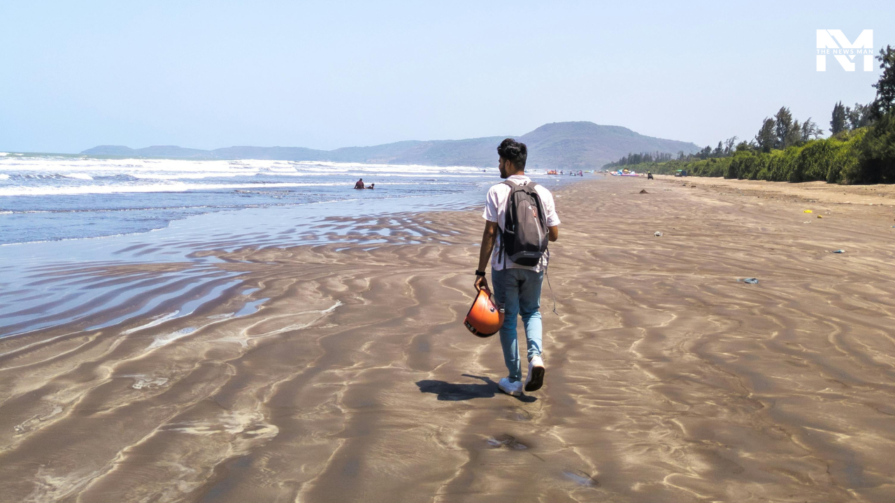 Diveagar Beach is situated in the Raigad district of Maharashtra, India. Its picturesque view, blue waters, palm trees, and golden sand make it nothing short of a paradise.