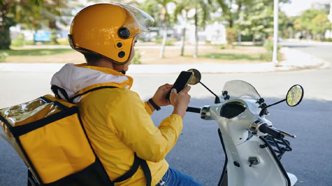 IT Engineer Works Part-Time As Rapido Rider to Pay EMIs, Video Sparks Debate; Netizens Say, “Reality Check”