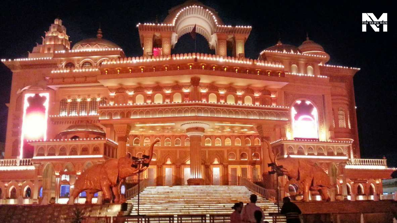 Kingdom of Dreams is an iconic place in Gurugram offering a unique blend of entertainment and leisure. Spread over a large area, it features nuances of Indian culture, heritage, cuisine, and art. You can find the Nautanki Mahal, the Culture Gallery Museum, and the Showshaa Theatre, which showcases the best of Indian mythology productions, theatrical events, and musicals.