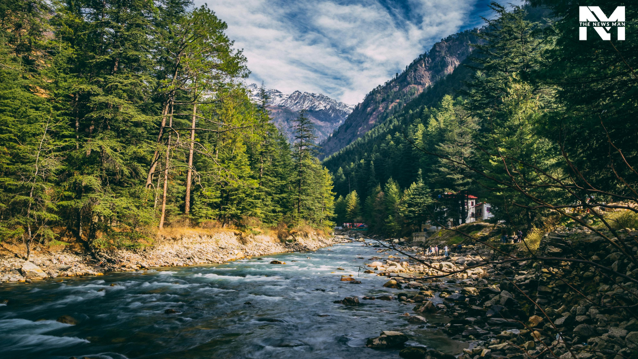 Nestled in Himachal Pradesh, Khajjiar is recognized for its serene beauty, lush meadows, pine forests, and a whole lot of laid-back vibe. In contrast to its overcrowded neighbor, Dalhousie, this place has green pastures perfect for horseback riding and picnic spots.