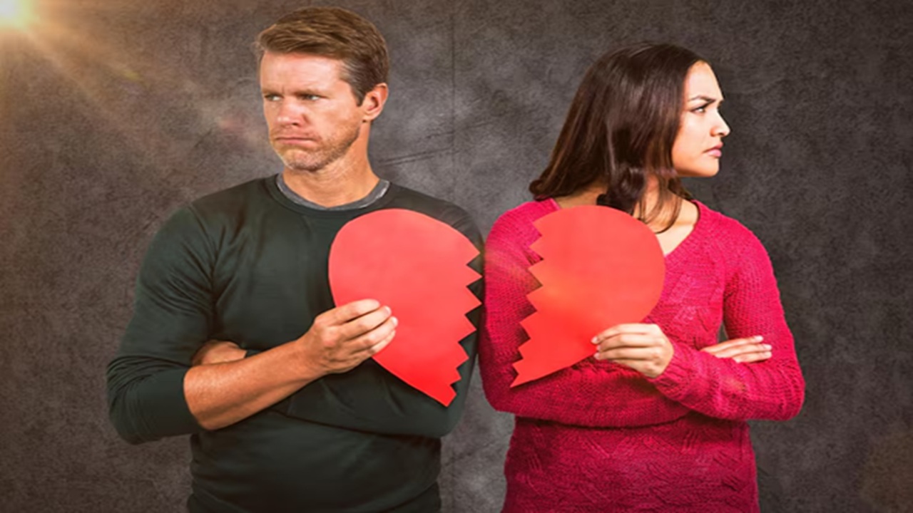 Relationship Tips: 5 Signs Indicate Your Partner is Hiding Something from You