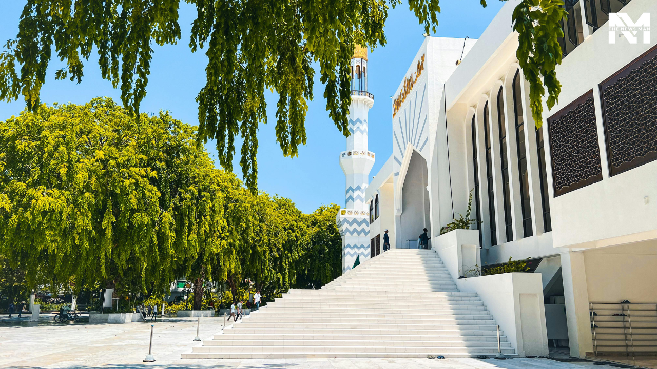 Explore Historical Sites: You can explore the ancient historical landmarks of the Maldives, such as Sultan Park, Hukuru Miskiy, Medhu Ziyaaraiy Shrine, and Grand Friday Mosque. You can also learn about the country’s history, the evolution of the place, its architecture, and its cultural significance.