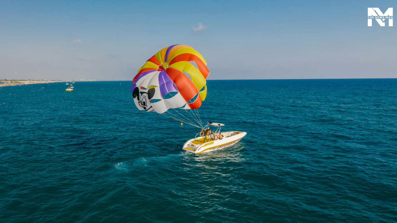 Parasailing: Parasailing is a must for an enthralling experience. While racing in the air, you can capture a splendid aerial view of the sea waters, seashores, and resorts. Be prepared for the adrenaline rush while engaging in this adventurous activity.