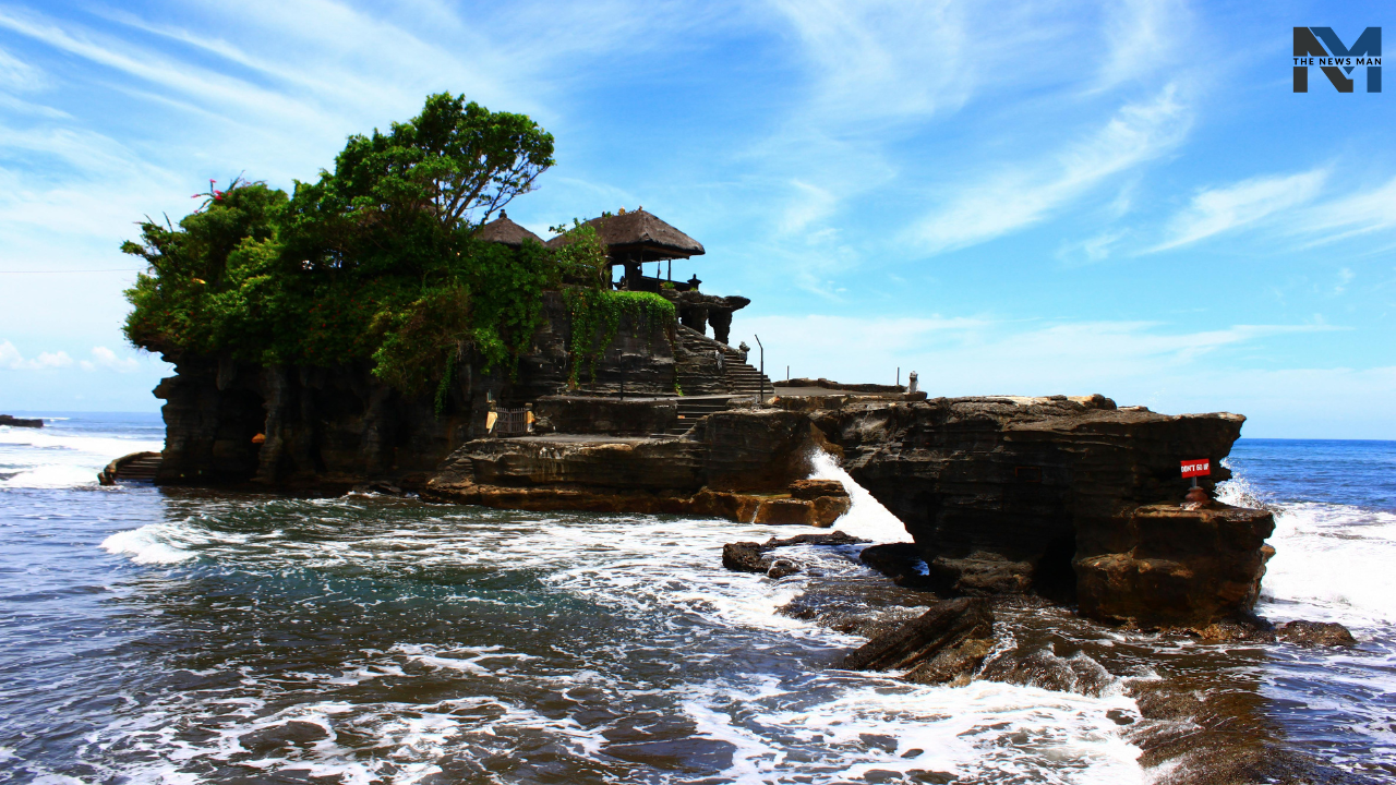 Tucked away on the Indonesian island of Bali, Tanah Lot Temple, also known as ‘land in the sea’, is the most visited Hindu temple. Surrounded by a picturesque setting, the temple is perched on top of a rock formation. Built in the 16th century, it is a sacred religious site for Balinese Hindus, exuding spirituality, culture, and the finest artwork.