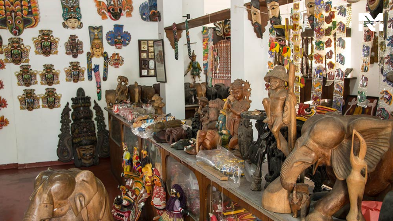 Museum of Folk And Tribal Art, which exhibits bronze sculptures, metal crafts, tribal paintings, terracottas, woodcrafts, and books, is a cultural gem that celebrates India’s culture, heritage, creativity, and artistic skills. Those who have an itch to explore the fine artwork of historians, writers, sculptors, and painters, this place is worth visiting.