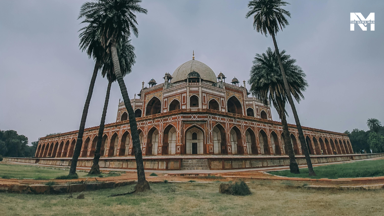 After Babur’s victory in the First Battle of Panipat, he constructed a Mosque named after his wife, Kabuli Begum. The Mosque is noted for its finest Mughal architecture, intricate Persian carvings, and inscriptions. With an intriguing backstory, the Kabuli Bagh Mosque, situated within a lush garden, offers a serene retreat to visit.