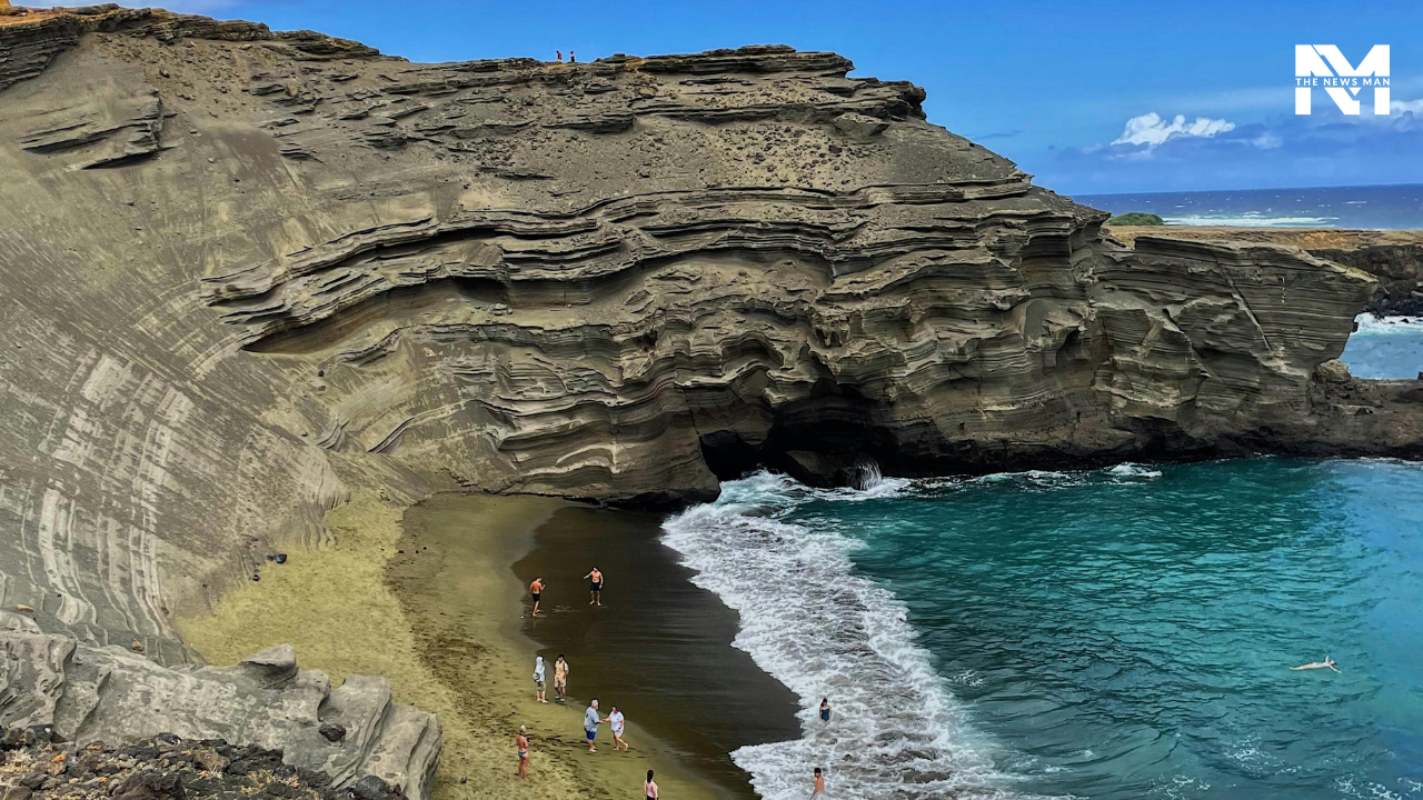 2. Papakōlea Beach, Hawaii:
Papakōlea Beach, also known as Green Sand Beach, is known for its distinctive color derived from the olivine crystals, a magnesium-rich mineral. Despite its unique geological composition and rising popularity, it is among the best and cleanest beaches to visit in a lifetime.