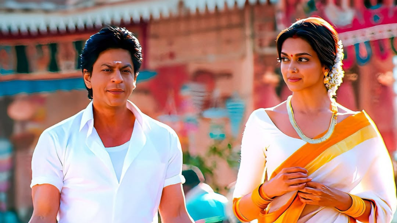 Featuring Deepika Padukone and Shah Rukh Khan, Rohit Shetty’s laughter riot Chennai Express is a must-watch. What could have been a sad journey turns joyful for Rahul (Shah Rukh Khan) when he falls in love with Meenamma (Deepika Padukone).