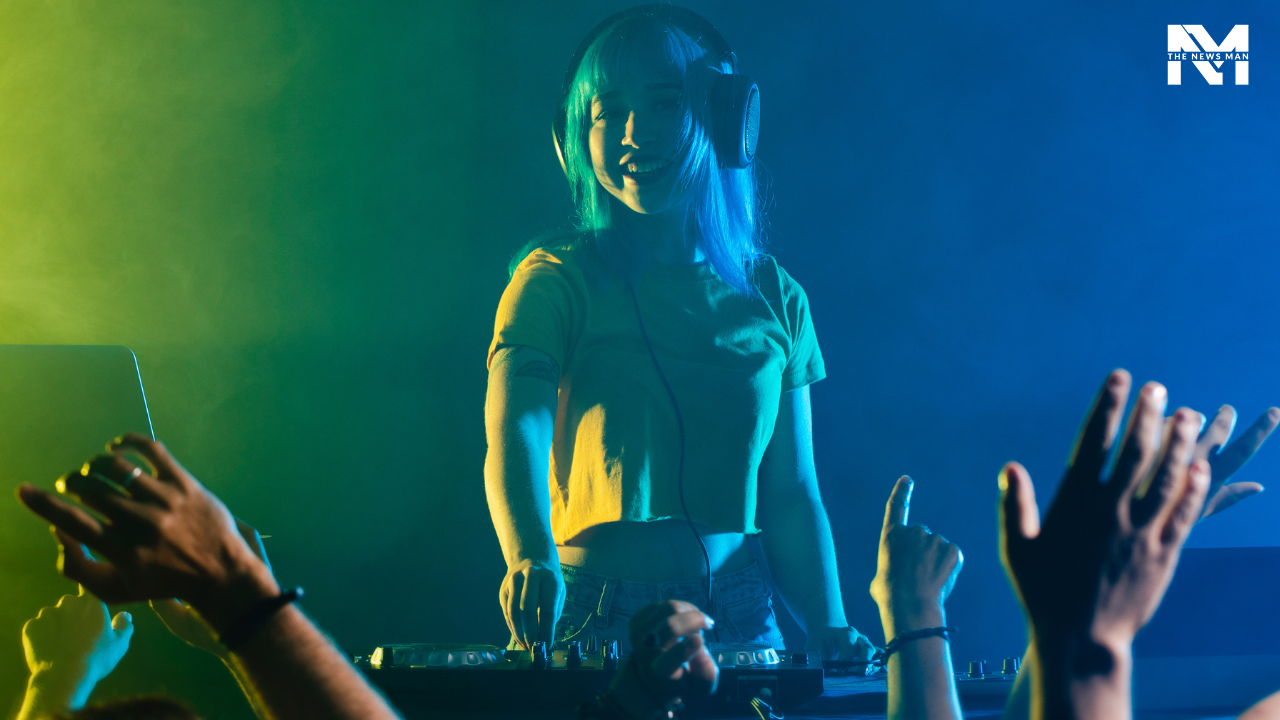 Nightlife in Brazil’s seaside city, Rio de Janeiro, is extravagant. Right from the bohemian bars of Lapa, live music, and dance halls to outdoor samba parties, you get to feel the sensational vibes amidst the diverse crowd.