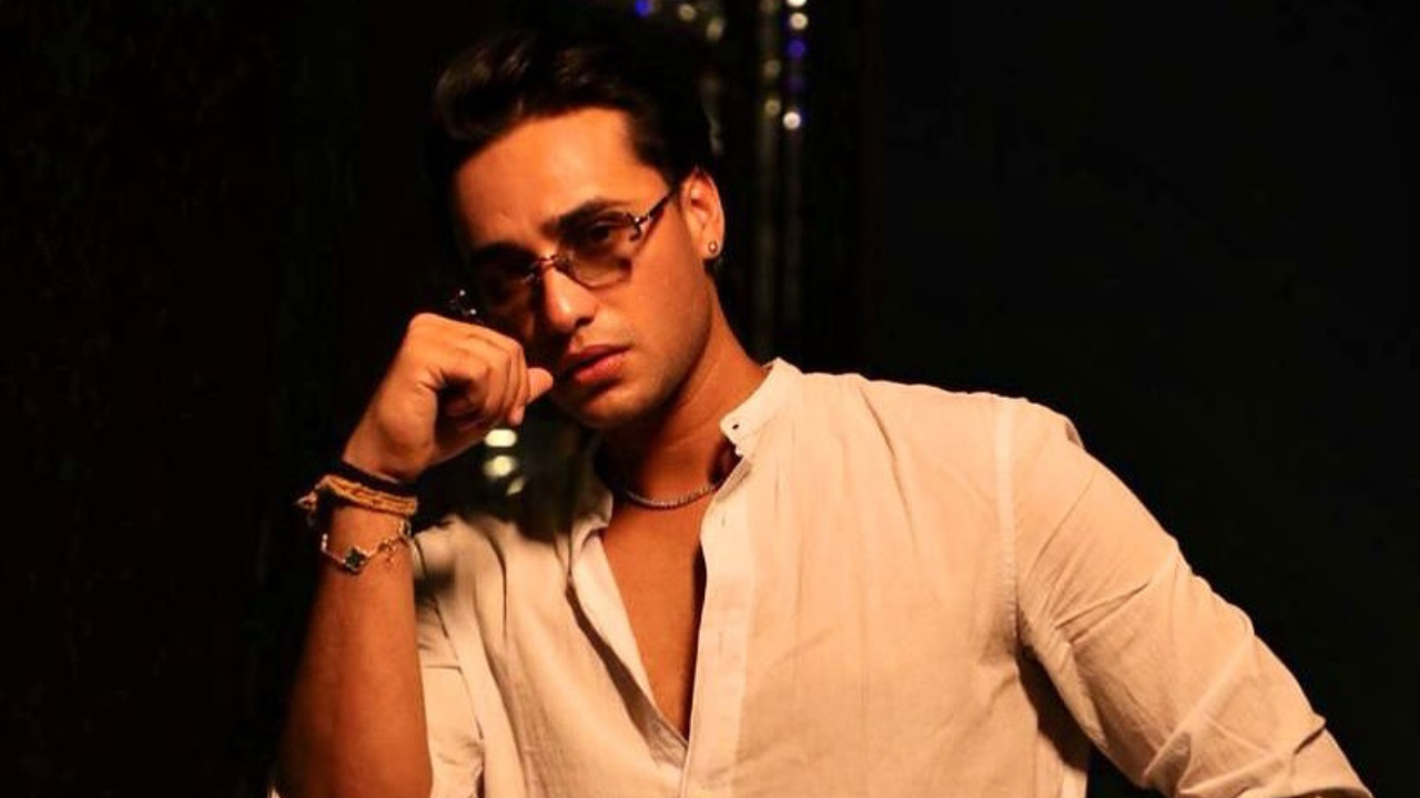 Abhishek Sharma is the budding crush of cricket lovers, carrying a fresh face and a magnetic Gen Z vibe. His style is sharp and youthful, generally exuding his love for comfort. Whether it is about his smashing sixes or off-duty uniforms, he leaves the audience awestruck.