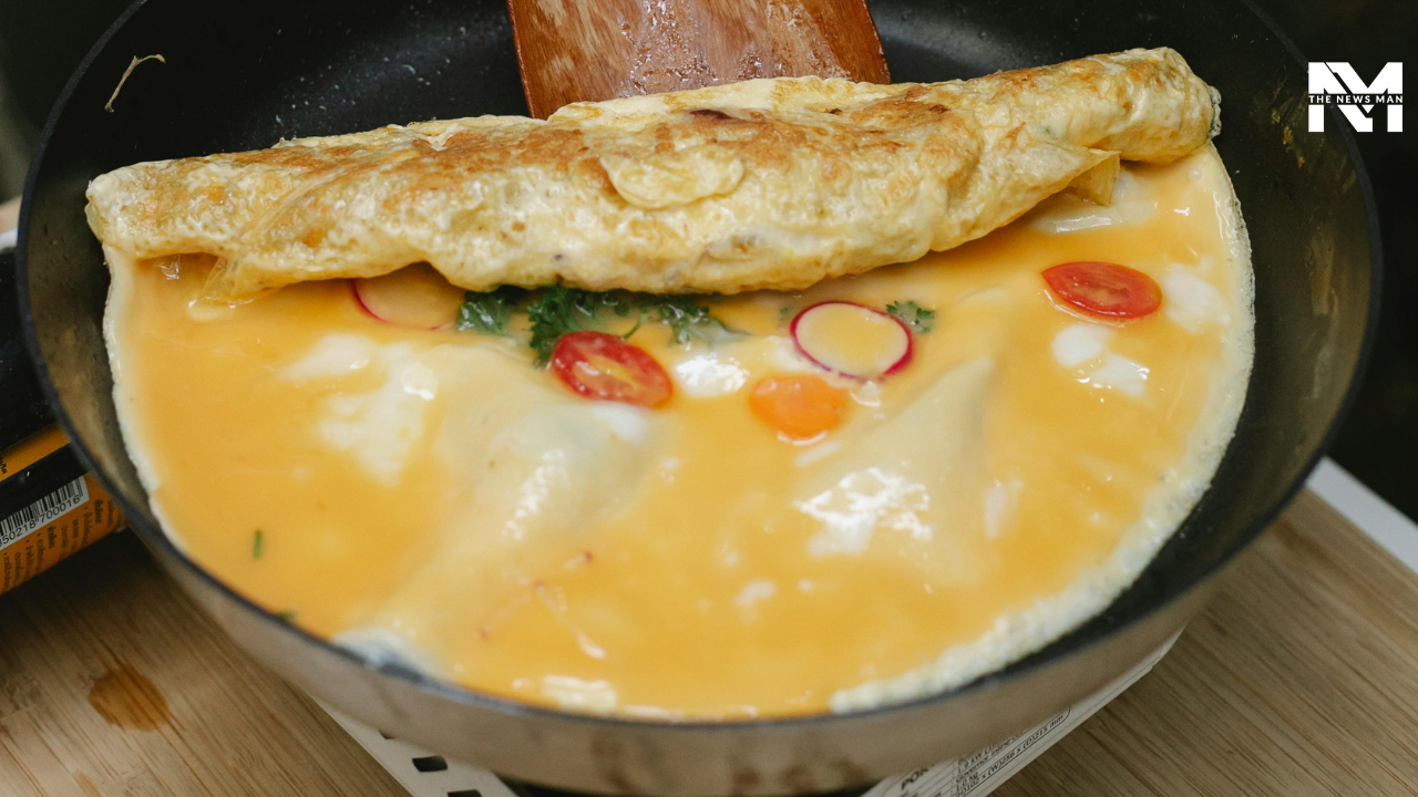 To make your omelet fluffy and light, add a bit of mayonnaise or crème fraîche before scrambling the eggs. You can also use this trick to add more volume to your quiche.