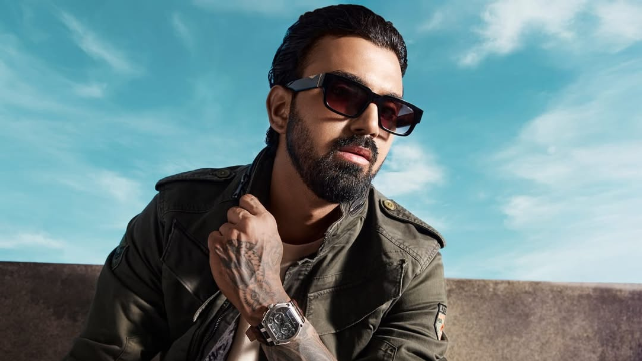 KL Rahul is the true fashion connoisseur who makes headlines with his edgy fashion. Renowned for his ease and confidence, he sports streetwear to high fashion effortlessly. What makes him stand apart from the rest is his fashion experiments.