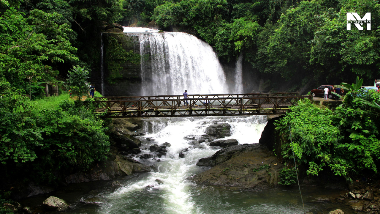 The cleanest village in Asia, Mawlynnong, is a heaven on earth. Lush greenery, vibrant blooms, and clear streams of Meghalaya surround the hidden paradise. The fairy-tale village brings everything that you have read in storybooks alive.