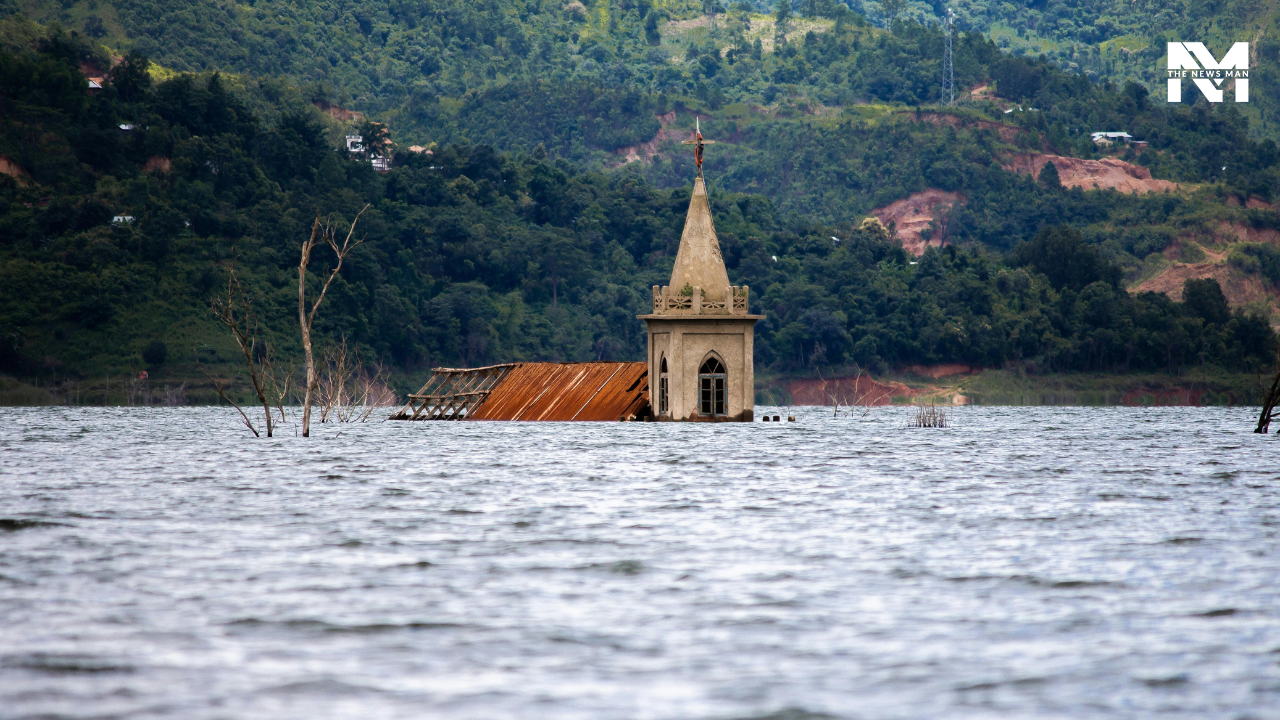 The freshwater lake flowing in Northeast India, Loktak in Manipur, is magical, mysterious, and peaceful. Popular for its widespread vegetation, floating islands, and rare and endangered wildlife, Loktak Lake is nothing short of an enchanted realm straight out of storybooks.