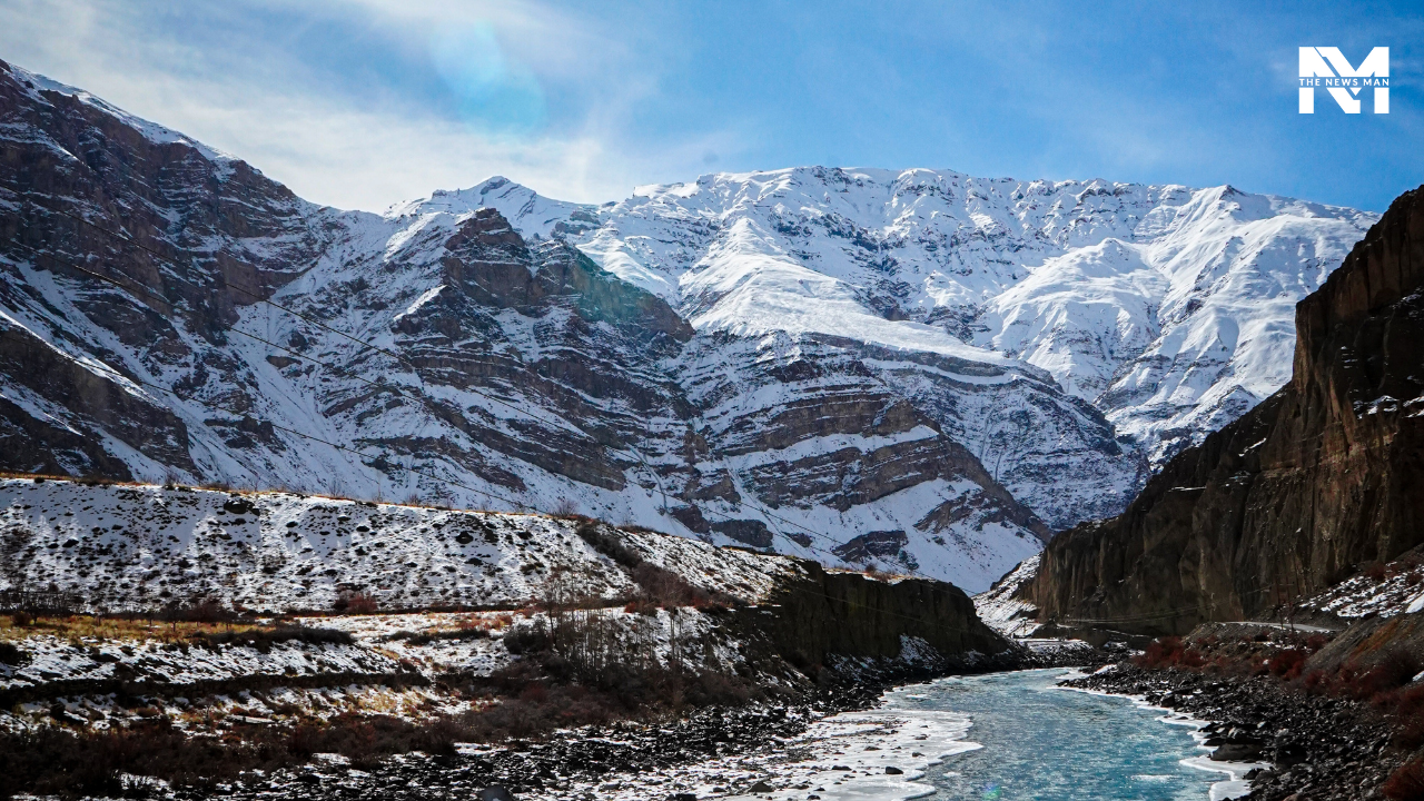 Khajjiar offers a glimpse into a beautiful world that feels like a dream. Its lush meadows, tall pine trees, and snowy mountains create a magical atmosphere. Nestled in Himachal Pradesh, the Himalayan mountain ranges provide a perfect, picturesque backdrop.
