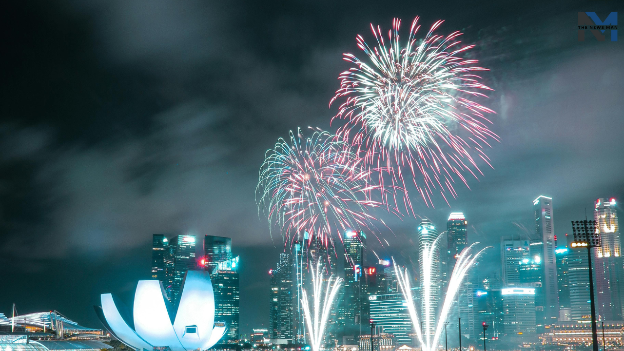 Singapore's only daily fireworks show, Wings of Time, delivers a narration of a folktale through laser lights, fountains, music, and 3D projection mapping. It is the most celebrated show, promising world-class entertainment.