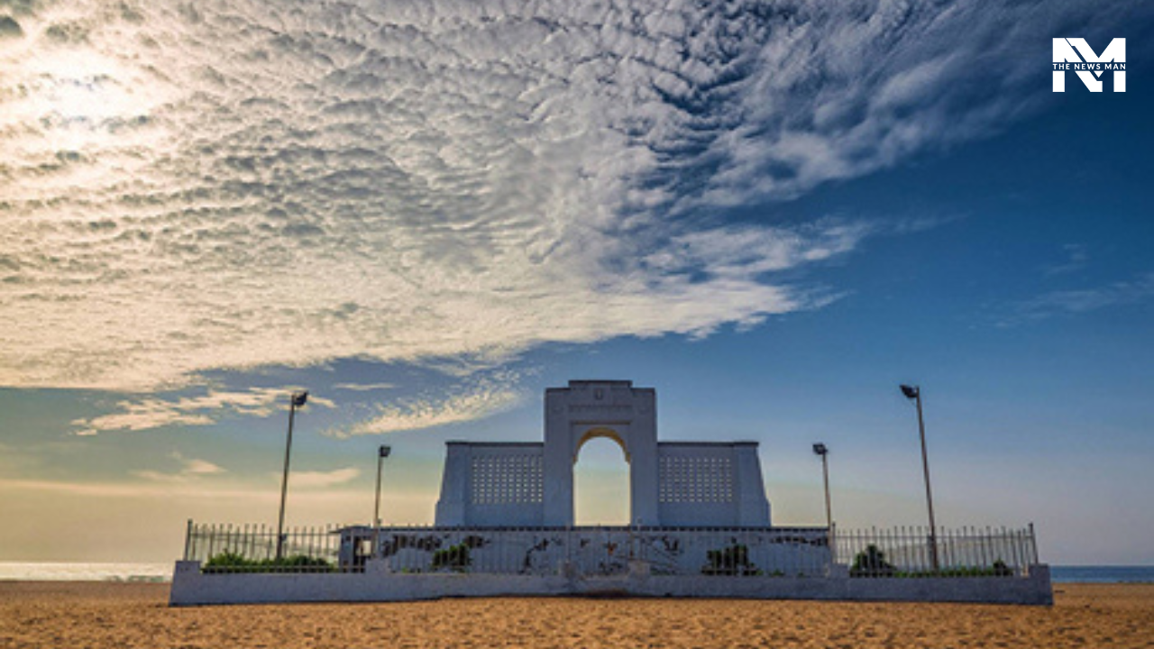 Elliot’s Beach in Basant Nagar is one of the cleanest beaches of Chennai to visit for a quick dive. The beach is easily accessible and budget-friendly, perfect for a family picnic. It is incredibly tranquil, where you can enjoy sheer solitude.
