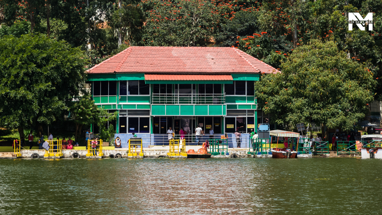 Located at a distance of 358 km from Chennai, Yercaud Lake offers a mystical view of diverse flora and fauna. Perfect for a little getaway, you can plan to visit natural gems like Kiliyur Waterfalls, Silk Farm and Rose Garden, Lady’s Seat, and Kottachedu Teak Forest.