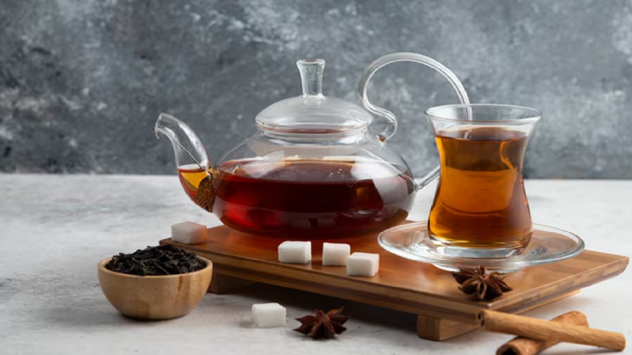 The advantages of black tea are better heart health, increased concentration and awareness, improved digestive health and support for the immune system.