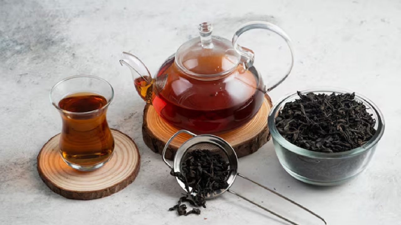 Black tea can be enjoyed any time during the day. Because it contains caffeine, people who are sensitive should steer clear of having it in the evening.