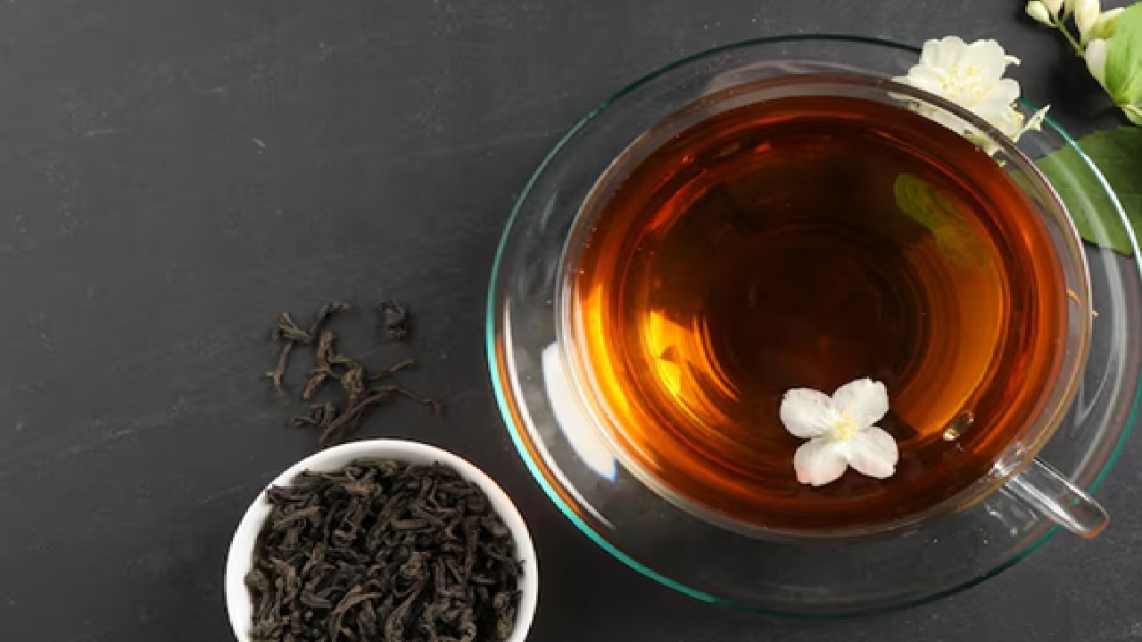The ideal moment to enjoy black tea relies on what you want to achieve, like in the morning to sharpen your concentration, in the afternoon to fight off tiredness and during breaks between meals to prevent hindering iron intake. It is advisable to steer clear of black tea at night because of its caffeine levels, which might interfere with your sleep. (Disclaimer: Given the input is on an information basis, please seek professional advice.)