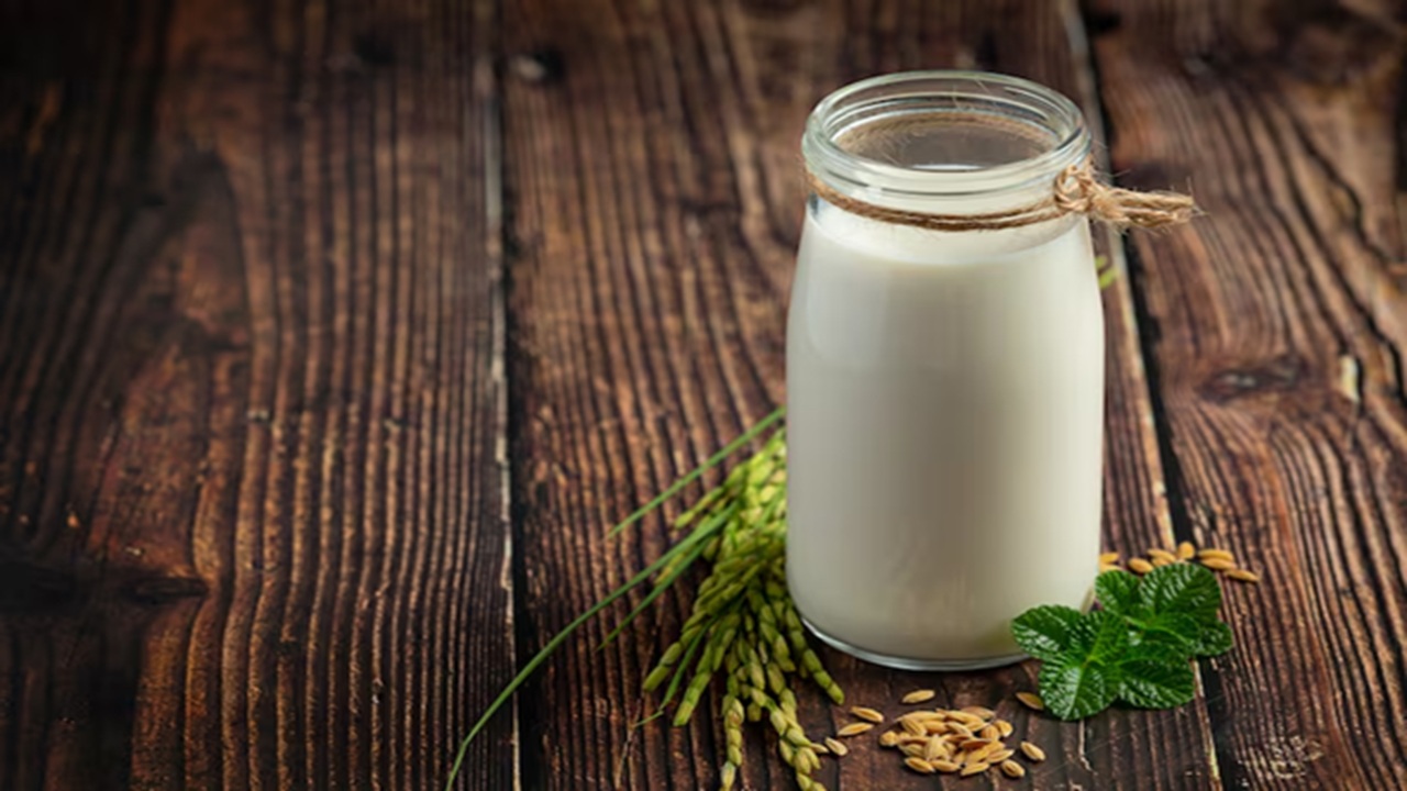 It might be a wise decision to have it in the evening to help your body get ready for supper and to help you digest the meal that comes after. However, several experts advise against drinking buttermilk at night.