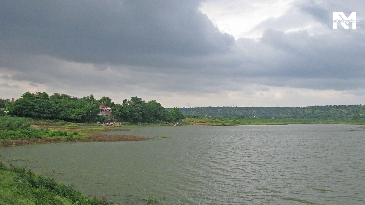 Damdama Lake is one of the largest natural reservoirs, spanning an area of 3000 acres in Sohna, near Gurugram city. While it is an ideal spot for hiking and boating, you can enjoy sightseeing the beauty of the Aravalli hills.