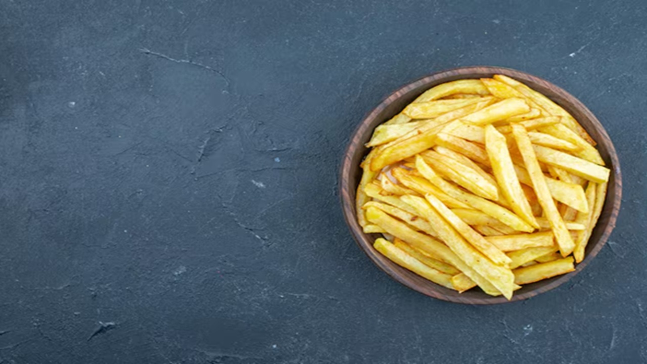 Salty fries are the best option for any occasion, like a party or a small function. They are also deep-fried with a pinch of mixed salt. They served burgers and pizza.