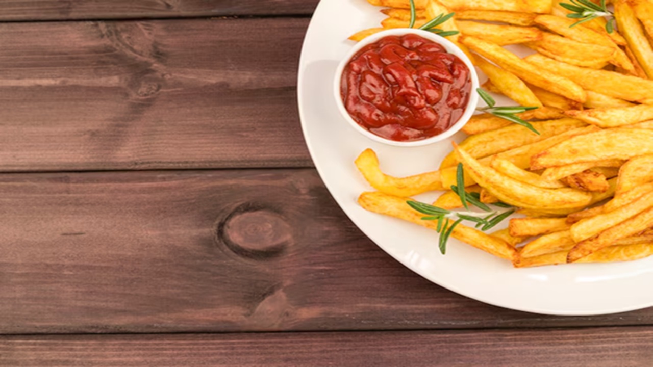 For a spicy flavour, you can try Salsa fries in Mumbai. It comes with salsa sauce and mayo.