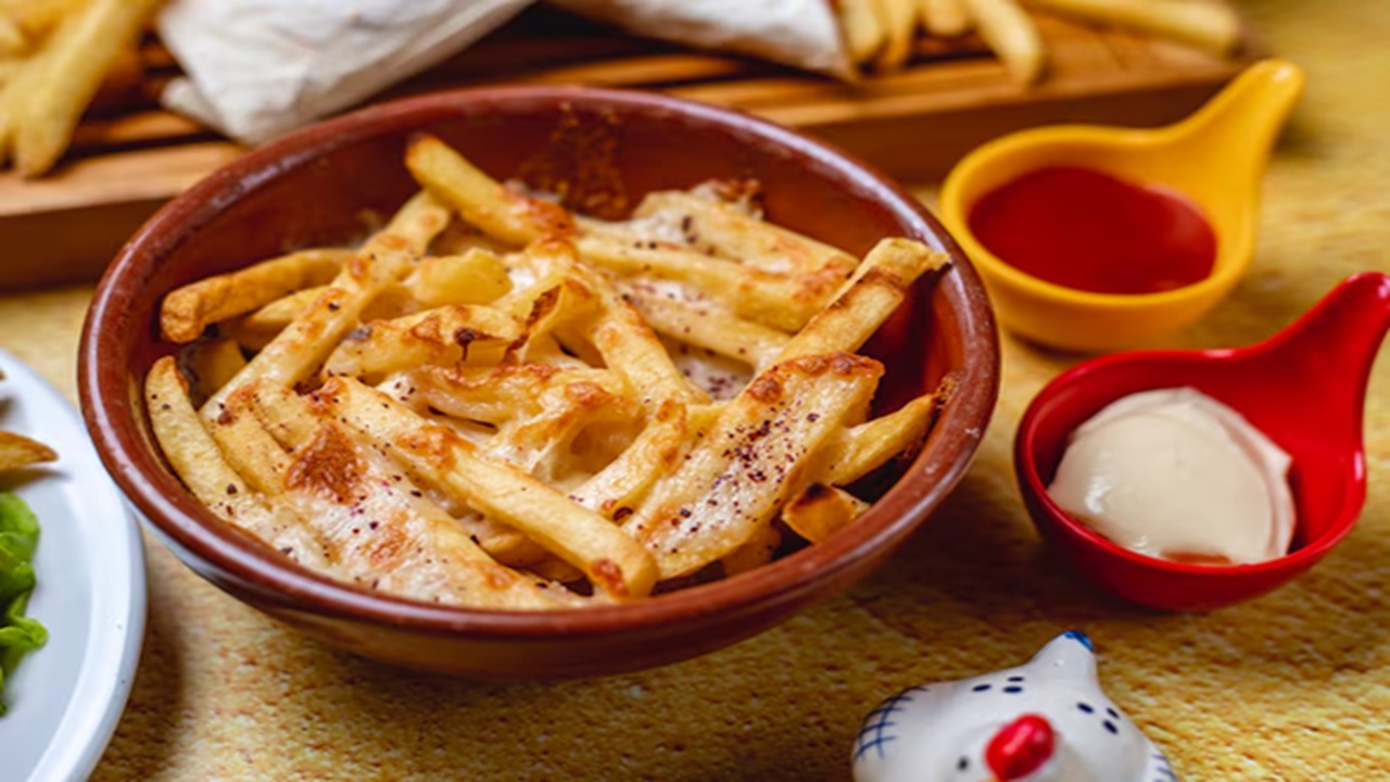 Chipotle cheese fries come with melting cheese and chipotle sauce. It is spicy and creamy.