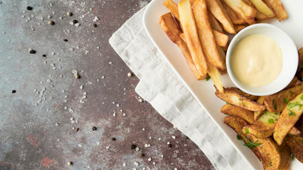 Mayo fries are everybody's favorite. Creamy thin mayo on deep-fried fries taste too yummy.
