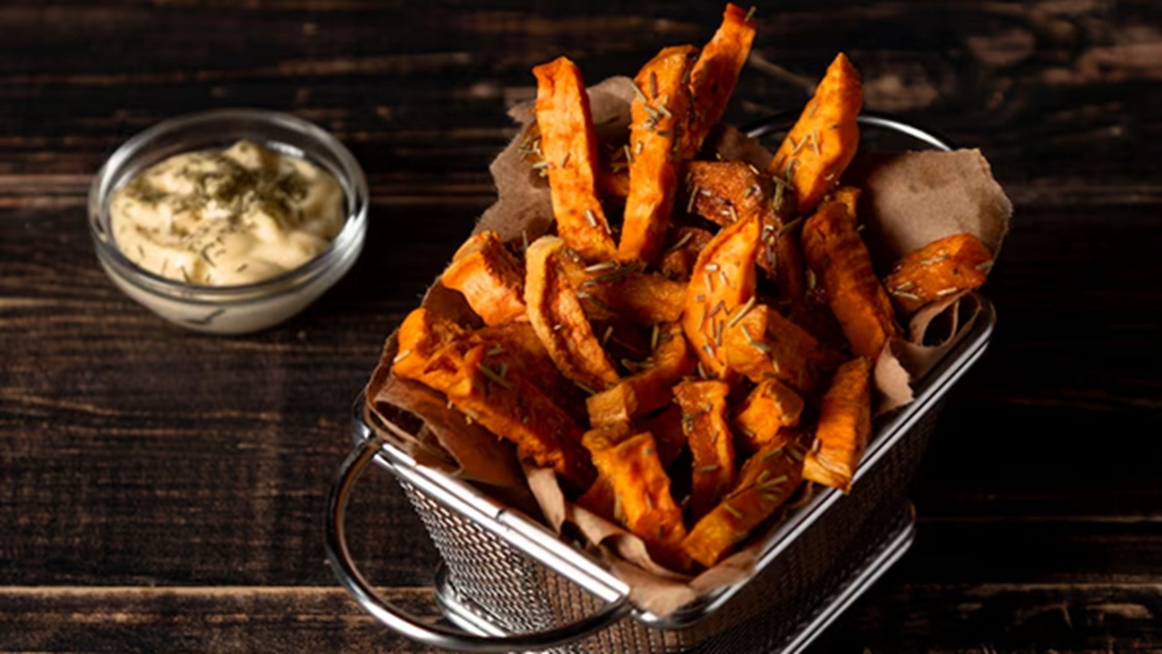 Peri peri fries you will find on every corner of the street of Mumbai. The fries are served with peri peri masala.