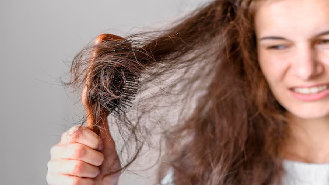 Hair wash twice a week: It is very important to wash your hair twice or thrice a week. If it is pollution outside or excessive heat, then try to wash your hair three times a week to keep the harmful elements away that can make the hair worse.