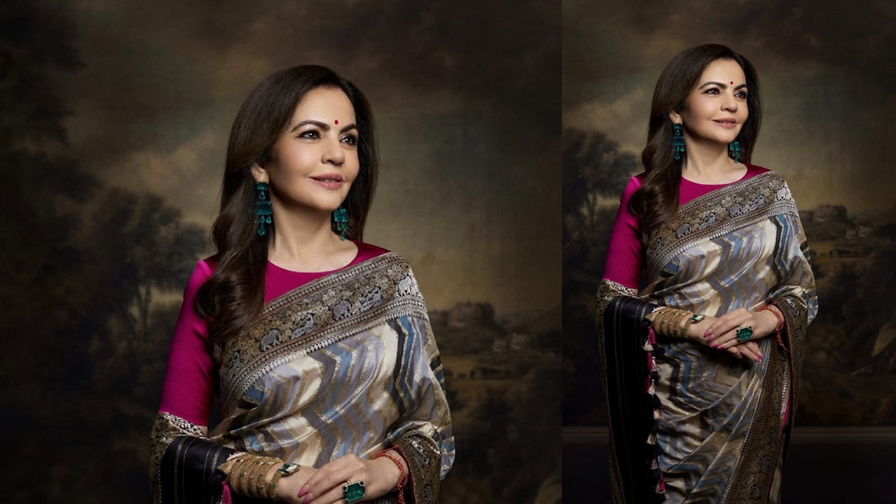 She wore a pachrangi rangkat weave sari in black and silver, which was bordered on a Banarasi gold zari and had a Shikargah pallu. She was looking stunning in the saree. She took the pallu over her hand.