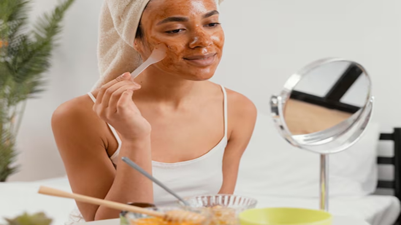 As we grow older, we must take care of our hair and also of the skin. We can face damaged skin or wrinkles. Having a morning routine can be helpful for healthy and glowing skin.