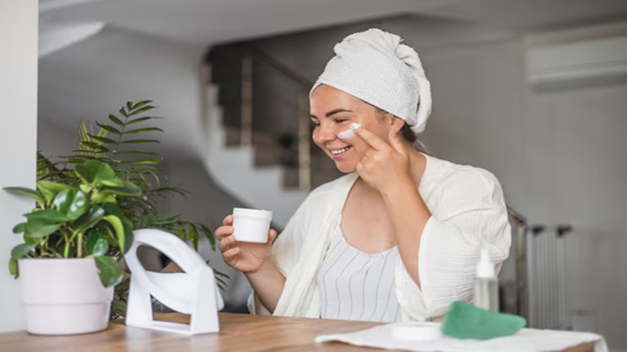 We must cleanse our skin every morning. Those who have oily skin, may face black heads and white heads. They may also have high pigmentation. To avoid this, you need to clean the skin after waking up. For this, use a mild and hydrating cleanser and organic face wash. Massage gently for 15–20 mins and wash with lukewarm water.